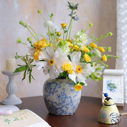 Chinese Style Ceramic Flower Vase Home Blue and White Porcelain Vase Ceramic Vase For Hotel Home Office Decor Unique Design Oriental Blue and White Floral Vases For Ornaments Home Garden